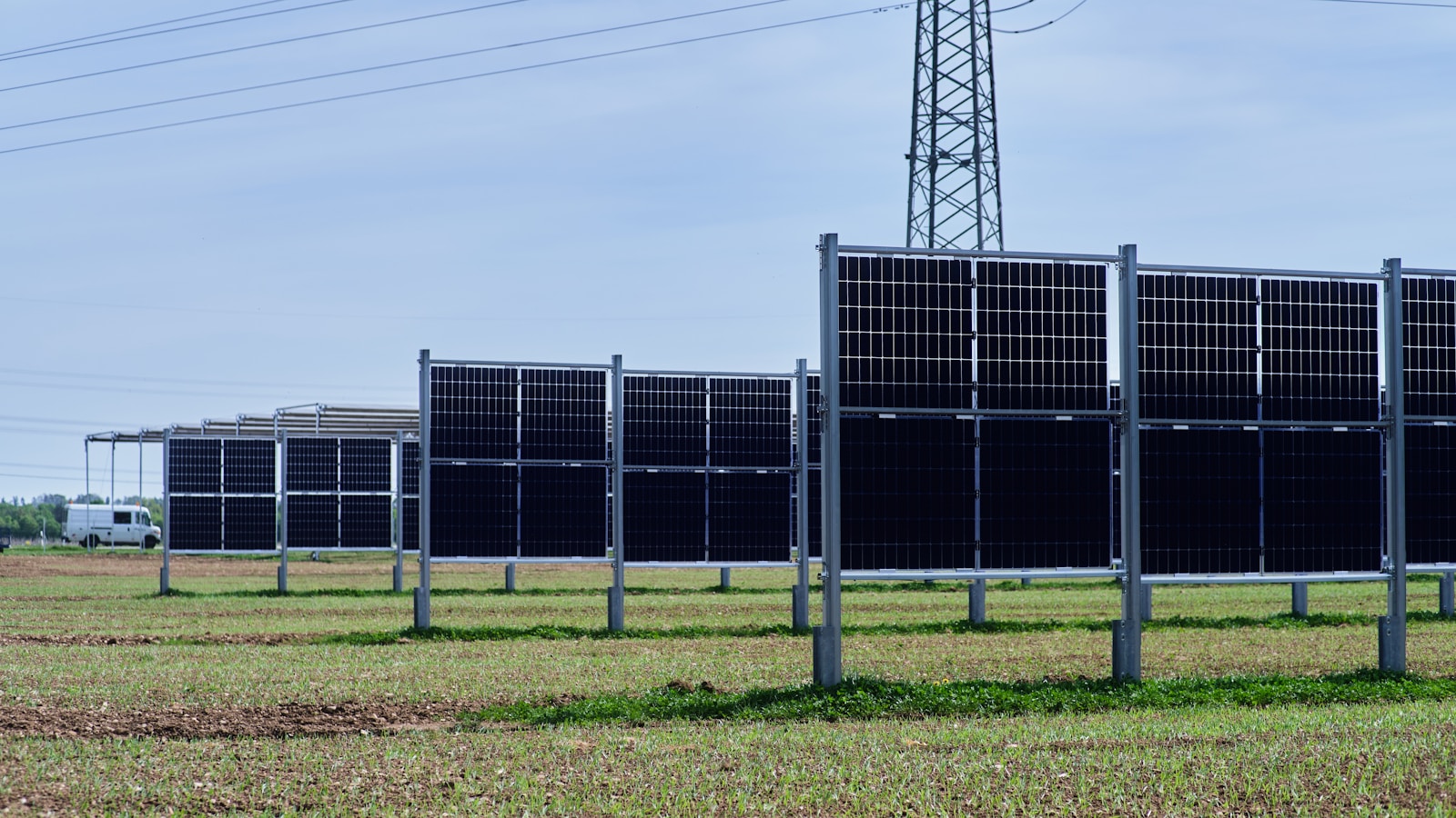 Solárny park s batériovým úložiskom — energetický offset